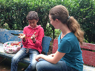 Jasmin beim Fadenspiel mit einem Jungen Jasmin beim Fadenspiel mit einem Jungen